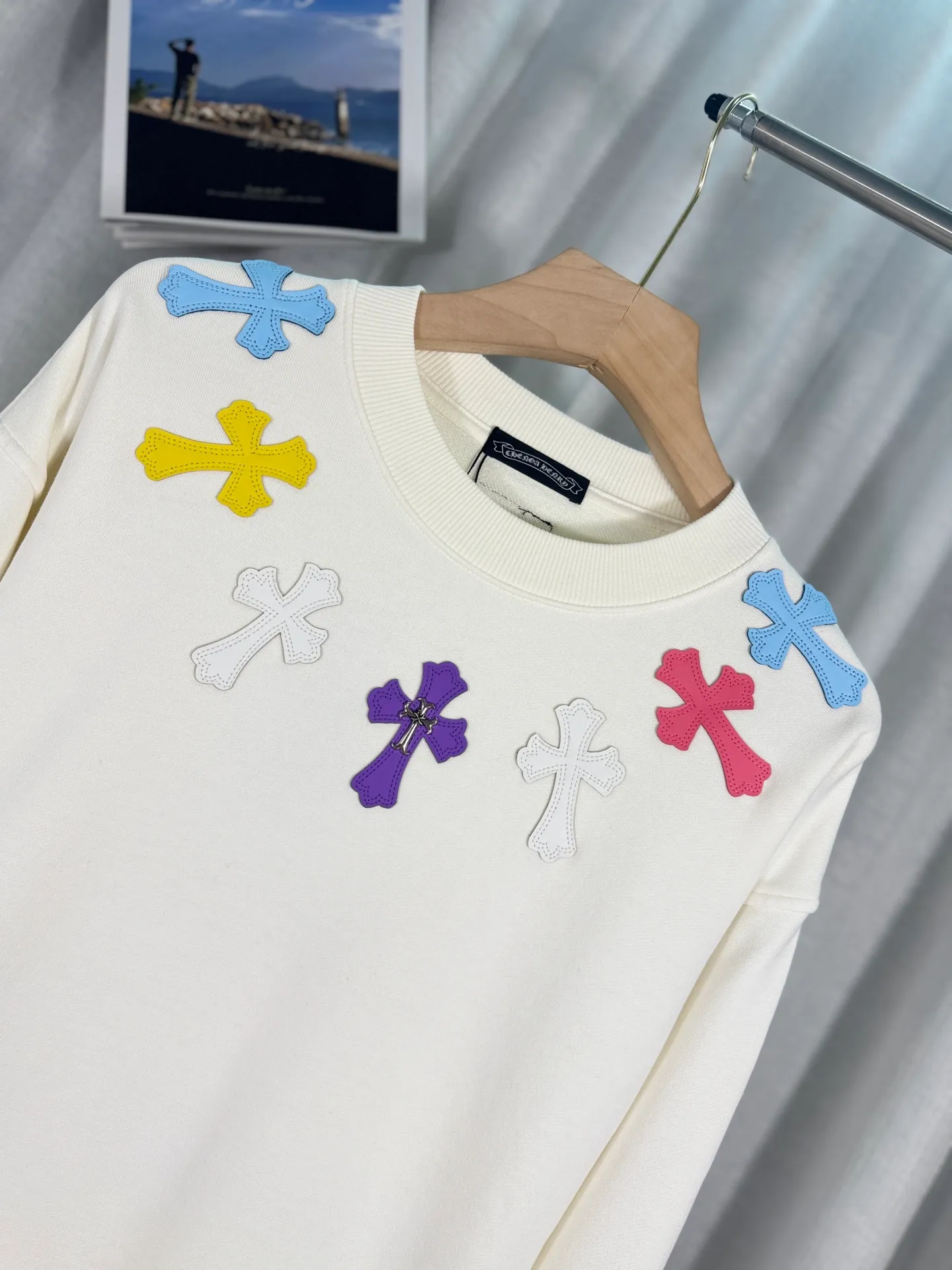 P260 top version, real shot without P, ​​different from market currency) 𝗖𝗵𝗿𝗼𝗺𝗲 𝗛𝗲𝗮𝗿𝘁𝘀/Cro Heart 2025 washed patch embroidery autumn and winter new original single counter American laser burnt 3D three-dimensional color embroidered couple casual sweatshirt 👑The highest version! Customized fabric 420g tripe terry fabric! American acid-washed and distressed original fabric laser burnt ✟appliqué embroidery and exquisite embroidery of letters! The best-selling model in the counter, very comfortable to wear. Accessories: original molded and authenticated collar label➕100% silk wash label. Genuine purchase-grade original hangtag➕matching hanging rope➕3D hanging beads➕original packaging bag. Craftsmanship: The original version has consistent wiring! The highest version of the armhole matching technique! Color: White Black Size: S M L XL Style No.: 9313